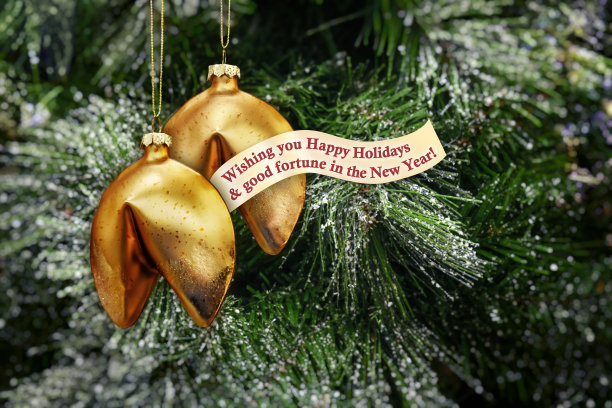 两件挂在冷杉树上的中国幸运饼干圣诞装饰品图片下载