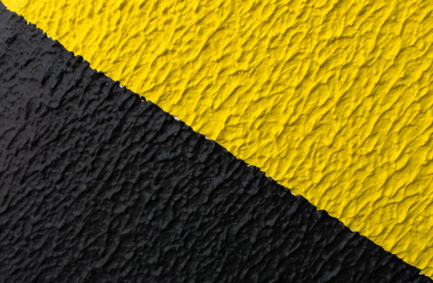 黑色和黄色斜纹警告标志。黑黄条纹漆墙面纹理。条纹对角安全图案背景斜线。图片下载