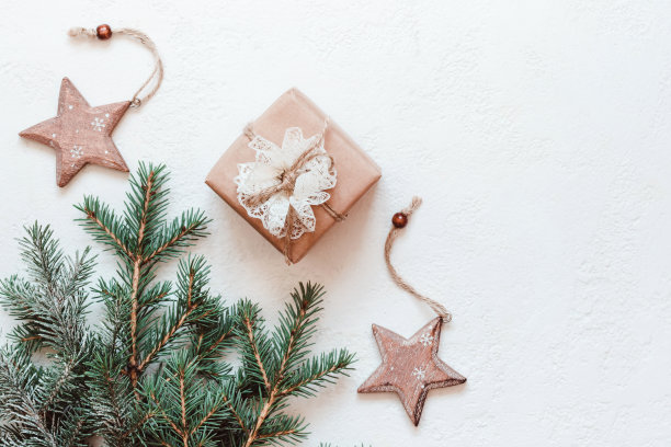 圣诞礼物装饰天然可重复使用的材料和木制星形小饰物。“零浪费”的圣诞节图片下载