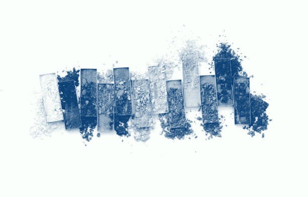 彩色碎眼影与刷子隔离在白色背景与蓝色图片下载