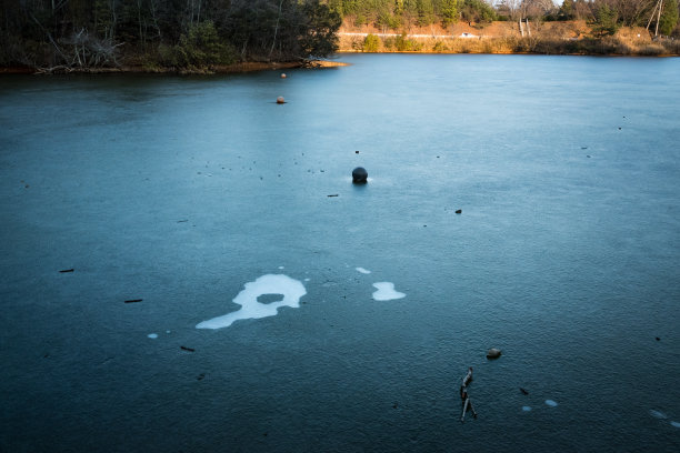 冰池中的浮标图片下载