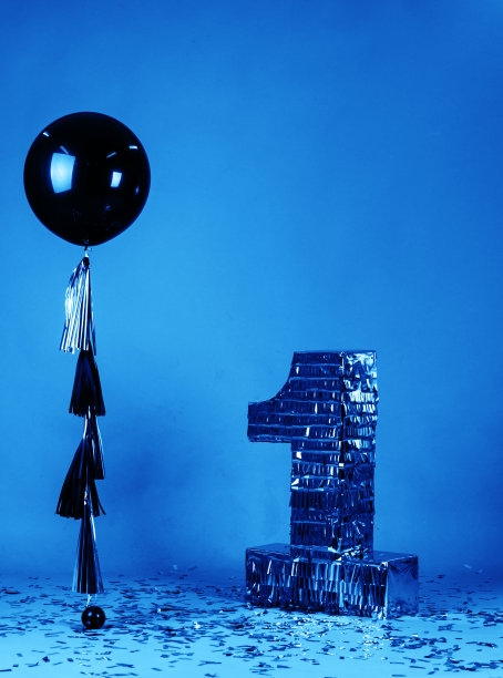 第一个生日的装饰风格为银色和蓝色调图片下载