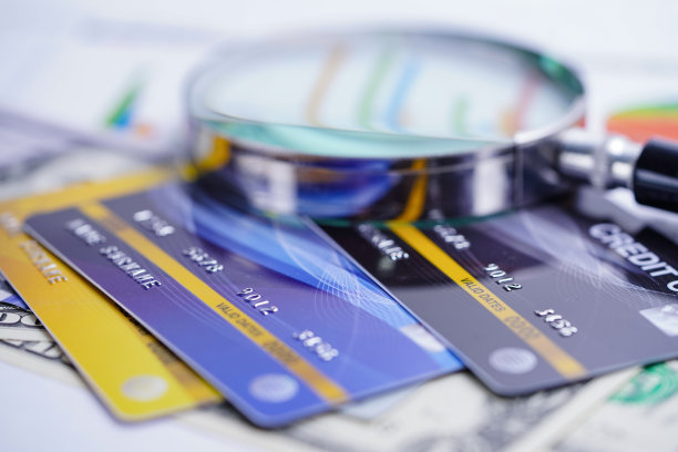 信用卡模型与放大镜:金融发展，会计，统计，投资分析研究数据经济办公室业务公司银行概念。图片下载