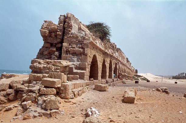 凯撒利亚海滩上的罗马输水道图片下载