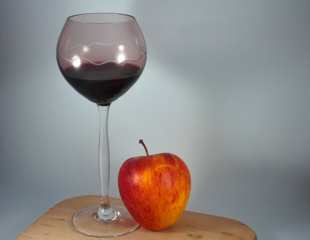 长玻璃和红苹果图片下载