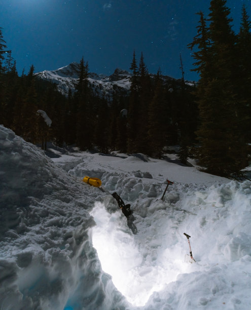 进入雪屋雪洞图片下载