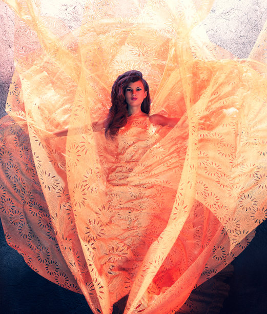 女人摆出彩色面纱的姿势，3d渲染图片下载