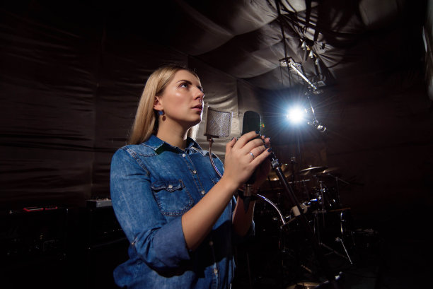 在玩。美丽好看的女声乐艺术家唱歌在th图片下载