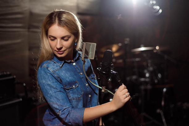 正在唱歌的女歌手。在录音中表演的女人图片下载