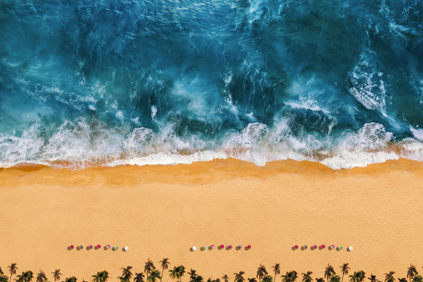 海岸顶部俯瞰航拍海滩美丽的海景-图像图片下载