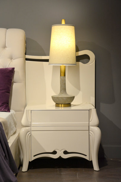 卧室木质床头柜和床图片下载