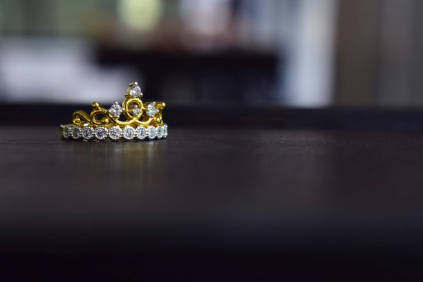 泰国美丽的皇冠金戒指图片下载