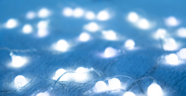 圣诞花环灯从LED灯泡在地毯的背景图片下载