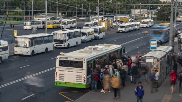 一天结束时，繁忙街道上排队上公共汽车的乘客图片下载