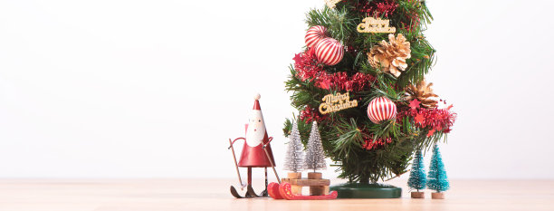 装饰可爱的圣诞树在木地板上白色的背景和玩具，空白为节日的设计理念，近距离。图片下载