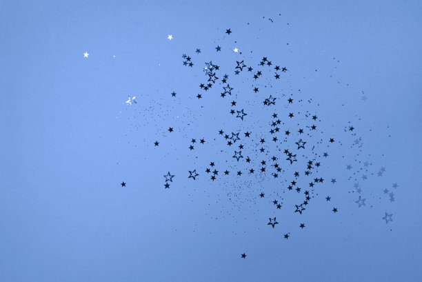 星星闪耀在经典的蓝色背景上。圣诞节和新年的概念。节日色彩背景与复制空间图片下载