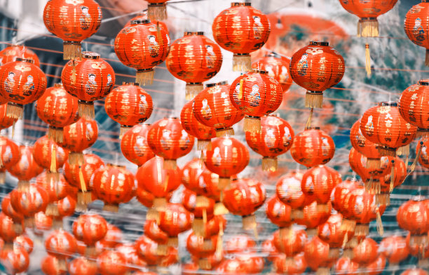 灯笼在中国新年的日子里，祝福文字在灯笼上寓意着拥有财富和幸福图片下载