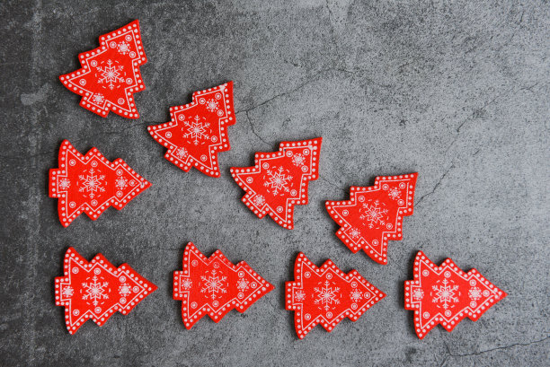 圣诞树节日背景与圣诞对象装饰在黑暗的背景节日和新年快乐/图片下载