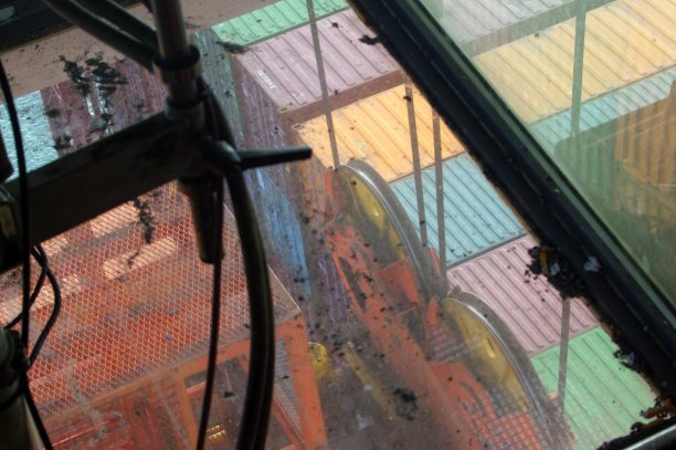 龙门起重机操作员在港口移动一个海运集装箱图片下载