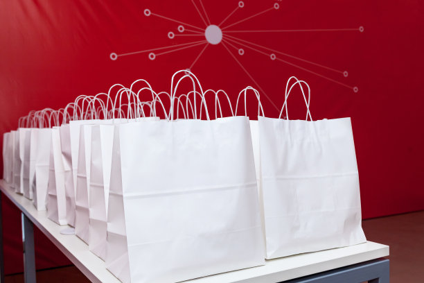 桌子上有两排纸袋图片下载