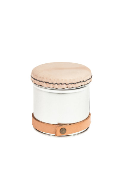 金属容器，带盖，多用途;照片上的白色背景。图片下载