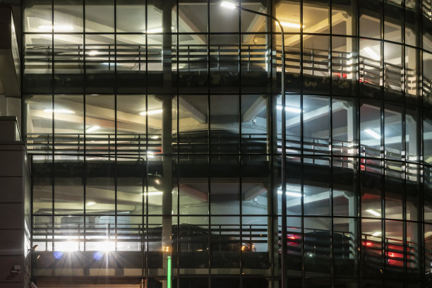 一场足球比赛结束后，汽车从体育场多层停车场开出图片下载