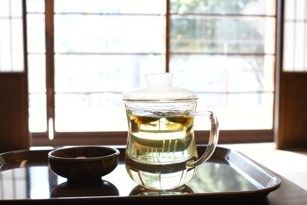 是时候喝花瓣茶了。图片下载