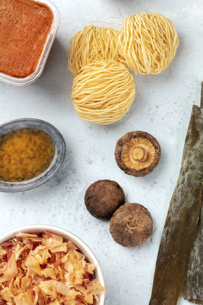 拉面成分。干海带，荞麦面，味噌酱，金枪鱼片，香菇，味醂酱，从顶部拍摄，平铺组成图片下载