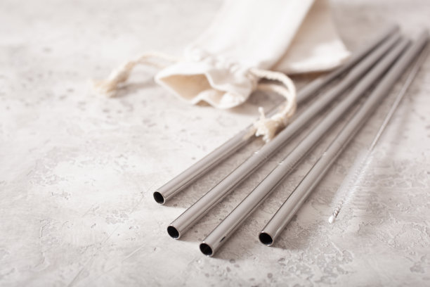 环保可重复使用的金属饮用吸管。“零浪费”的概念图片下载