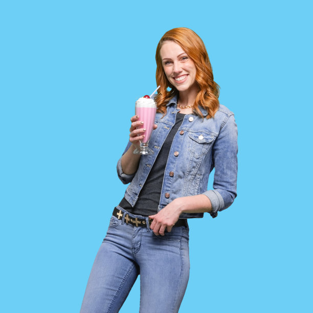 一个人/腰部以上/正面视图/看20-29岁的成年人漂亮的红头发/长发高加索女性/年轻女性穿着牛仔裤/裤子/双牛仔/牛仔夹克谁是微笑/快乐/愉快/大笑图片下载