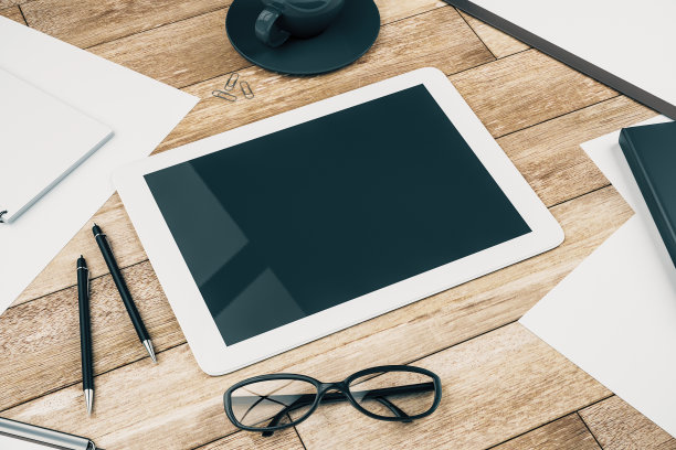 使用平板电脑查看工作场所图片下载