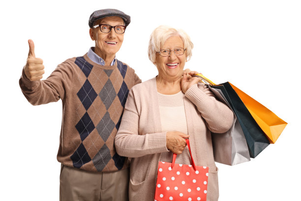 兴高采烈的老人竖起大拇指，拿着购物袋图片下载