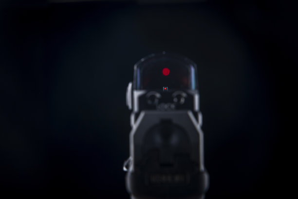 黑色背景上的手枪图片下载