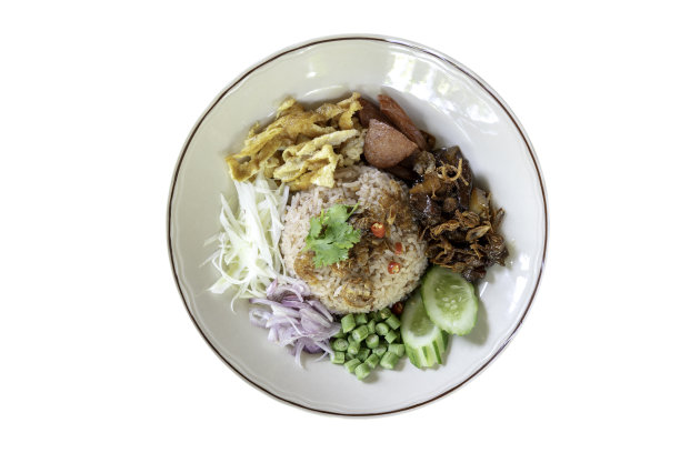 用虾酱调味的米饭放在孤立的白色背景上。(Khao Kluk Ka Pi)图片下载