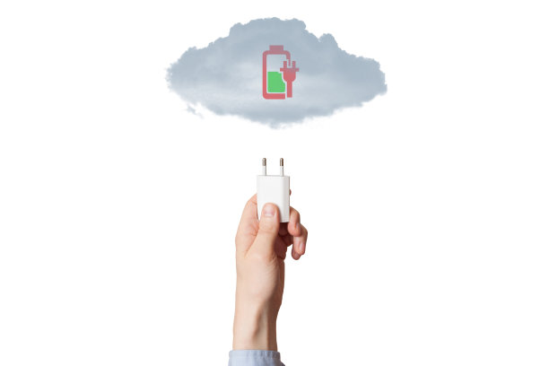 一个男人手里拿着手机充电器。在白色的背景上。手持手机充电器，白色背景隔离。云。电池低图片下载