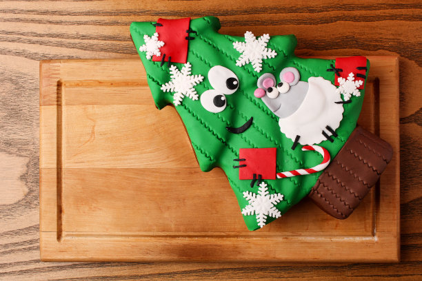 姜饼树，圣诞烘焙，圣诞树形状的蛋糕图片下载