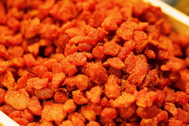 近景新鲜草莓干背景图片下载