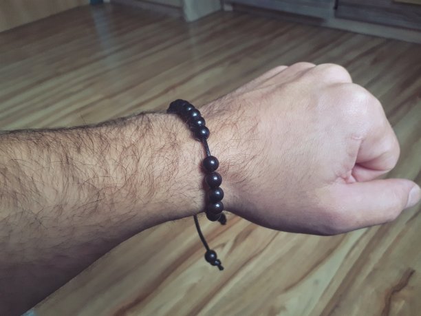 手上有一个黑色手镯图片下载