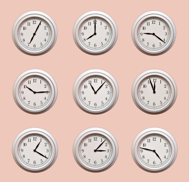 淡橙色的墙上挂着很多相同的时钟显示不同的时间图片下载