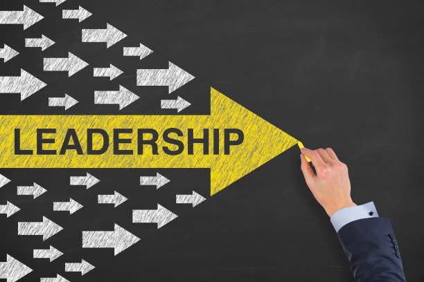 领导概念与箭头在黑板的背景图片下载