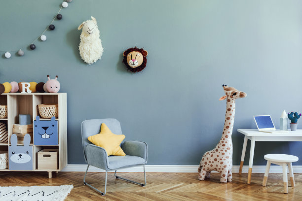 斯堪的纳维亚保育室，木制橱柜，薄荷扶手椅，天然泰迪熊和毛绒动物玩具。可爱的现代室内游戏室与桉树墙，婴儿配件和玩具。副本的空间。图片下载