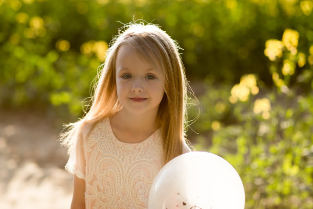 穿着白色长裙的女孩在油菜田里图片下载