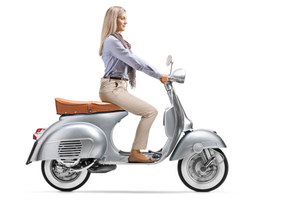 穿着正装骑摩托车的妇女图片下载