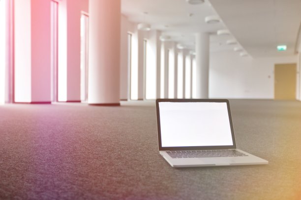 新办公室地板上的笔记本电脑照片图片下载