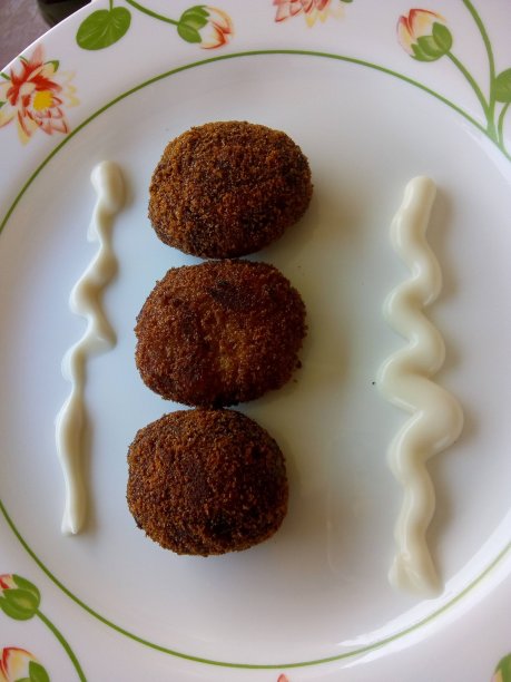 盛有蛋黄酱的土豆片图片下载