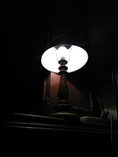 黑暗中的灯光图片下载