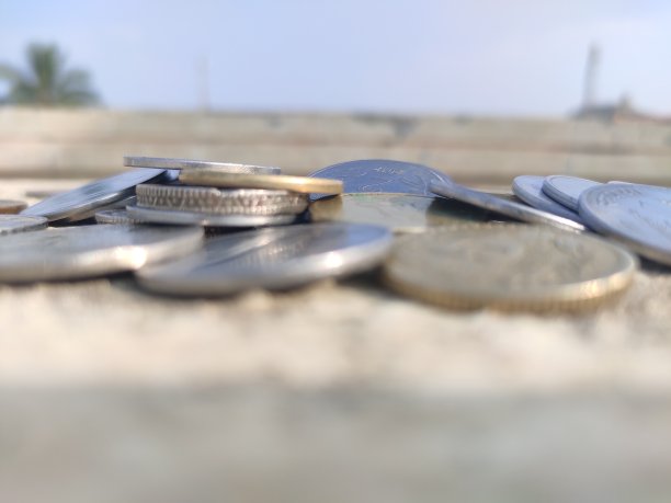 墙上的硬币图片下载