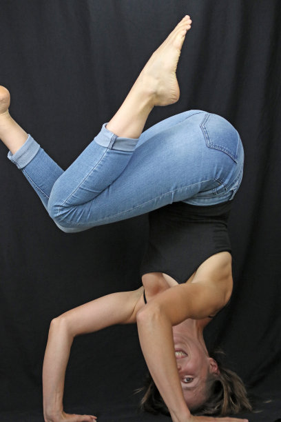 颠倒的女孩图片下载