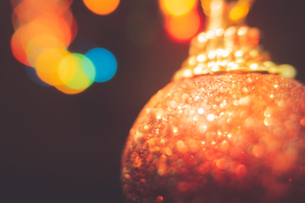 模糊的红色圣诞球在散景的背景。圣诞节和新年的背景。图片下载