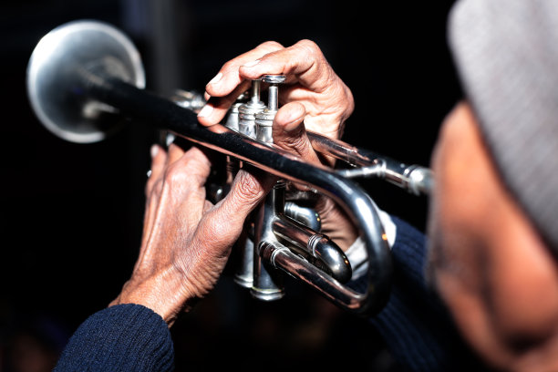 老音乐家吹小号，印度图片下载